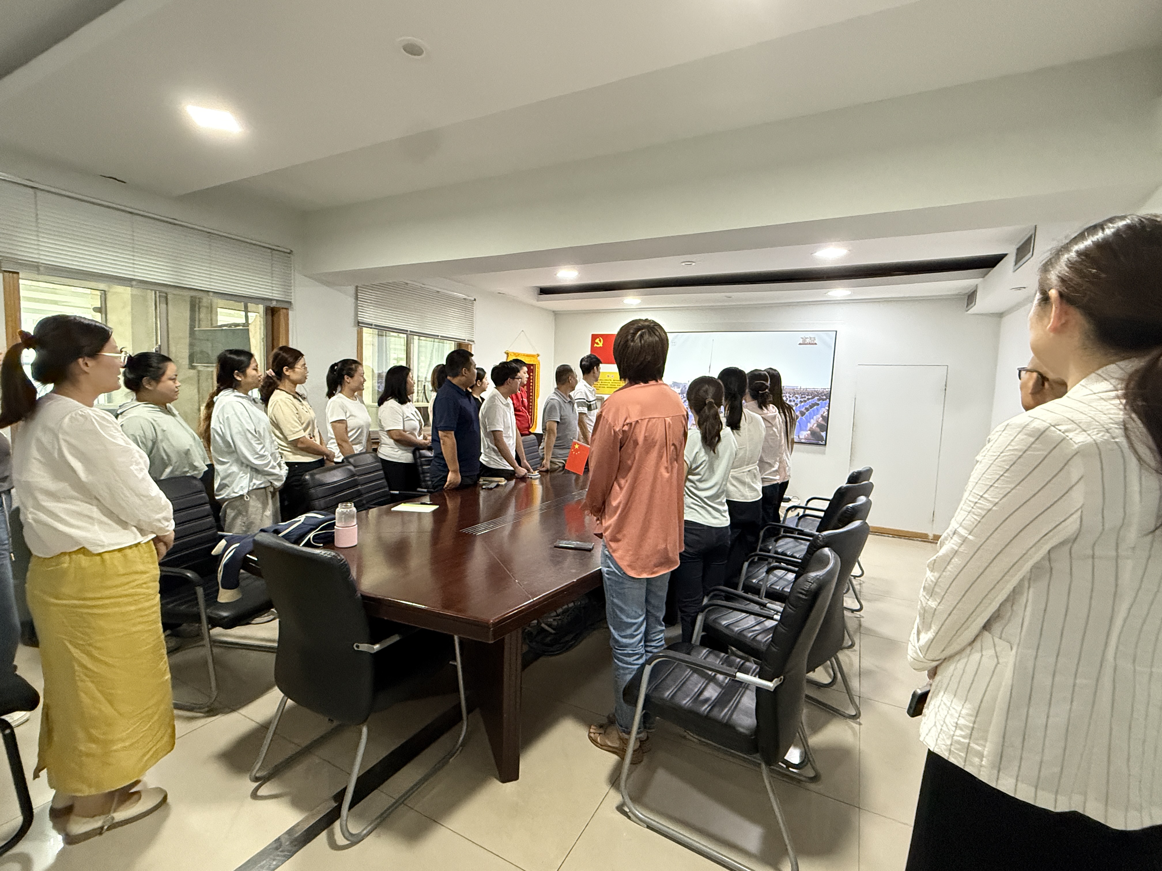 陜西愛(ài)康醫(yī)療器械有限責(zé)任公司組織觀(guān)看抗戰(zhàn)勝利80周年閱兵式直播